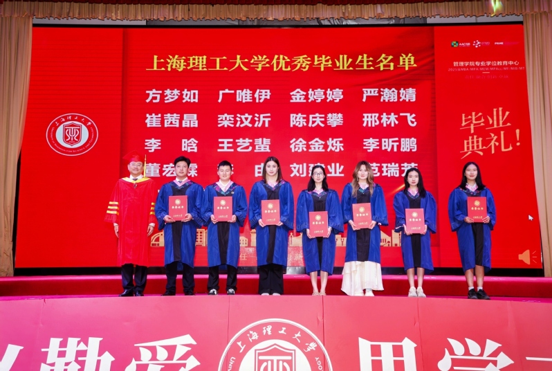 颁发“优秀毕业生”荣誉证书