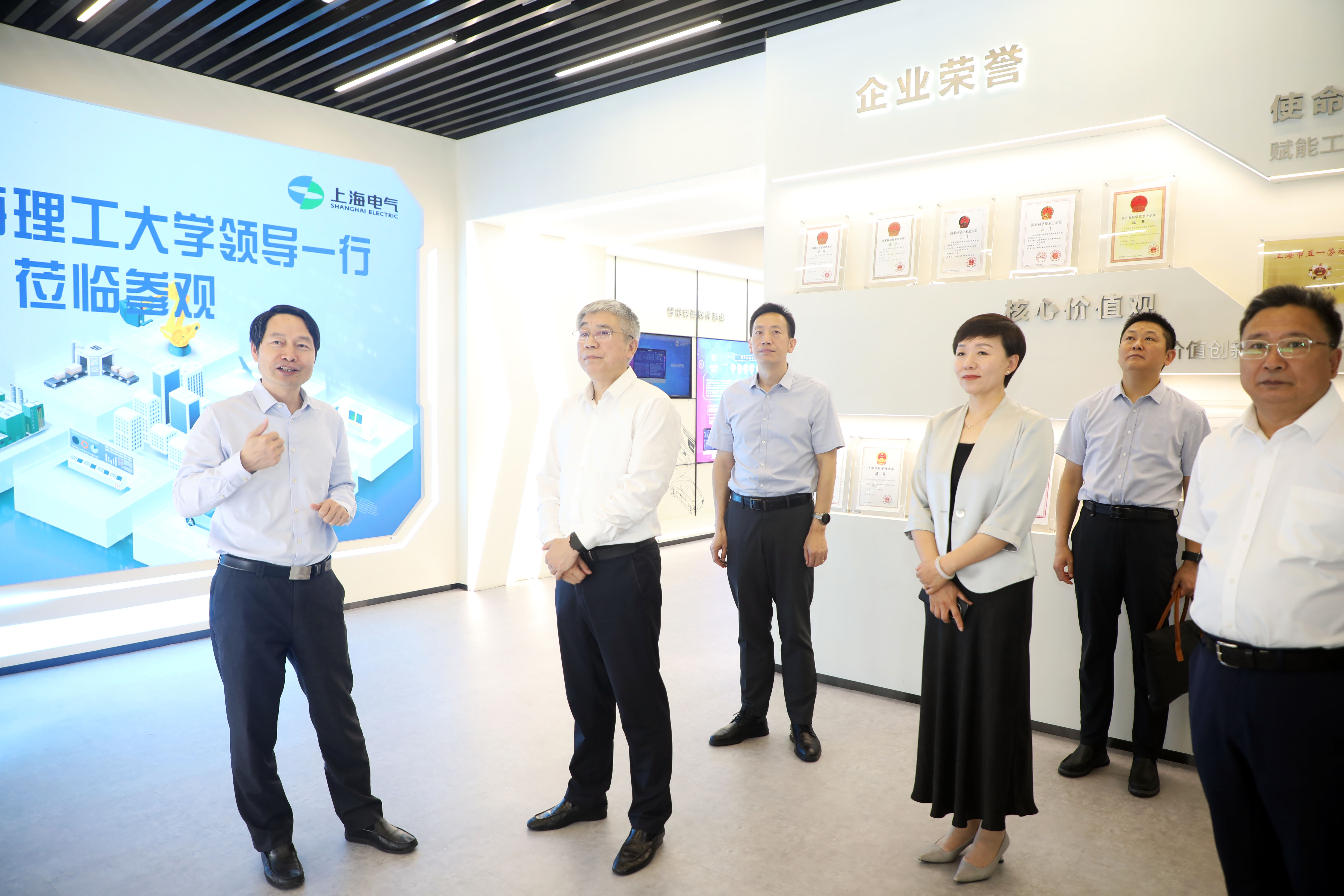 1.王凌宇书记一行参观上海电气自动化集团企业展厅
