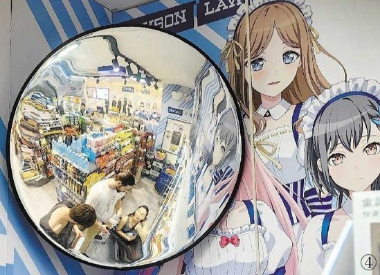 五角场大学路上有众多宝藏“谷子店”，就连街头的罗森便利店里都充满浓浓的二次元风，吸引不少爱好者慕名而来