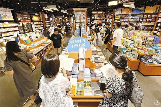 逛书店买几本心仪的课外书，是不少年轻人喜爱的放松方式