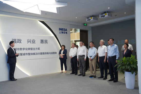 参观上海仪电集团展示厅