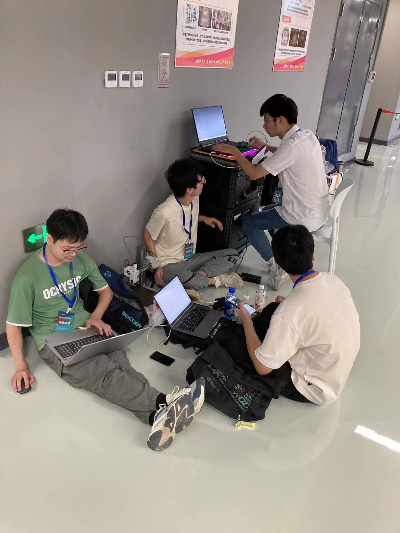 参赛选手在场外积极准备