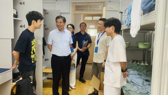 校领导与新生交流