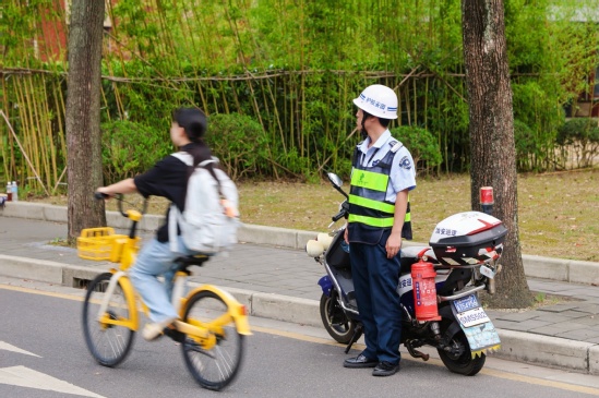 执勤安保人员确保道路通畅
