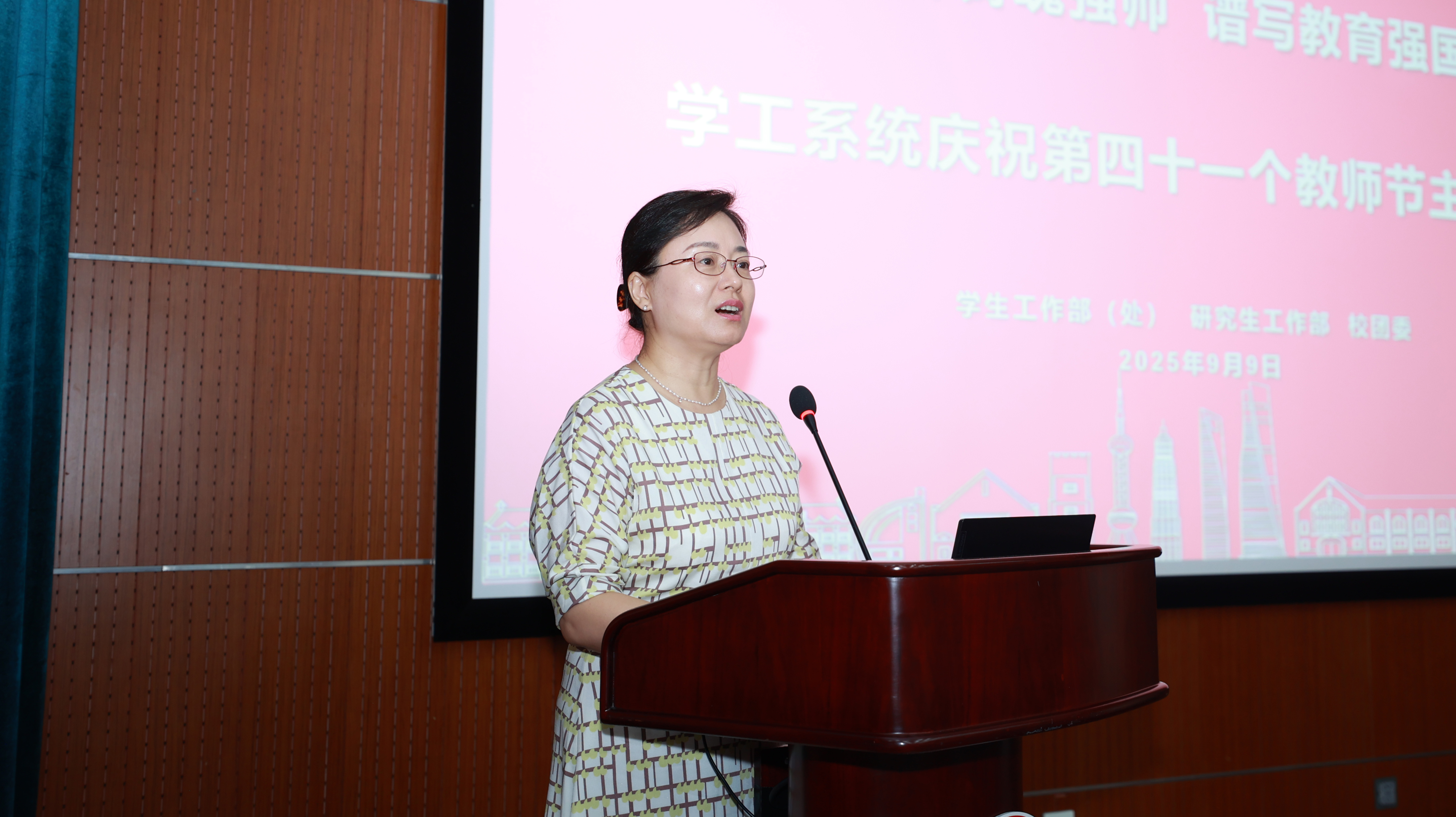 牛翔宇作为科研导师代表发言