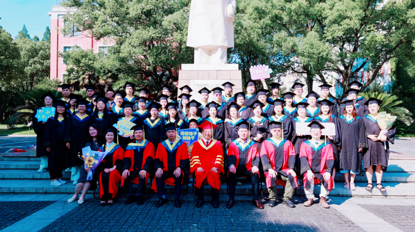 教学点毕业生代表合影留念