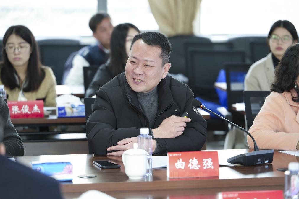 曲德强介绍学校校友工作