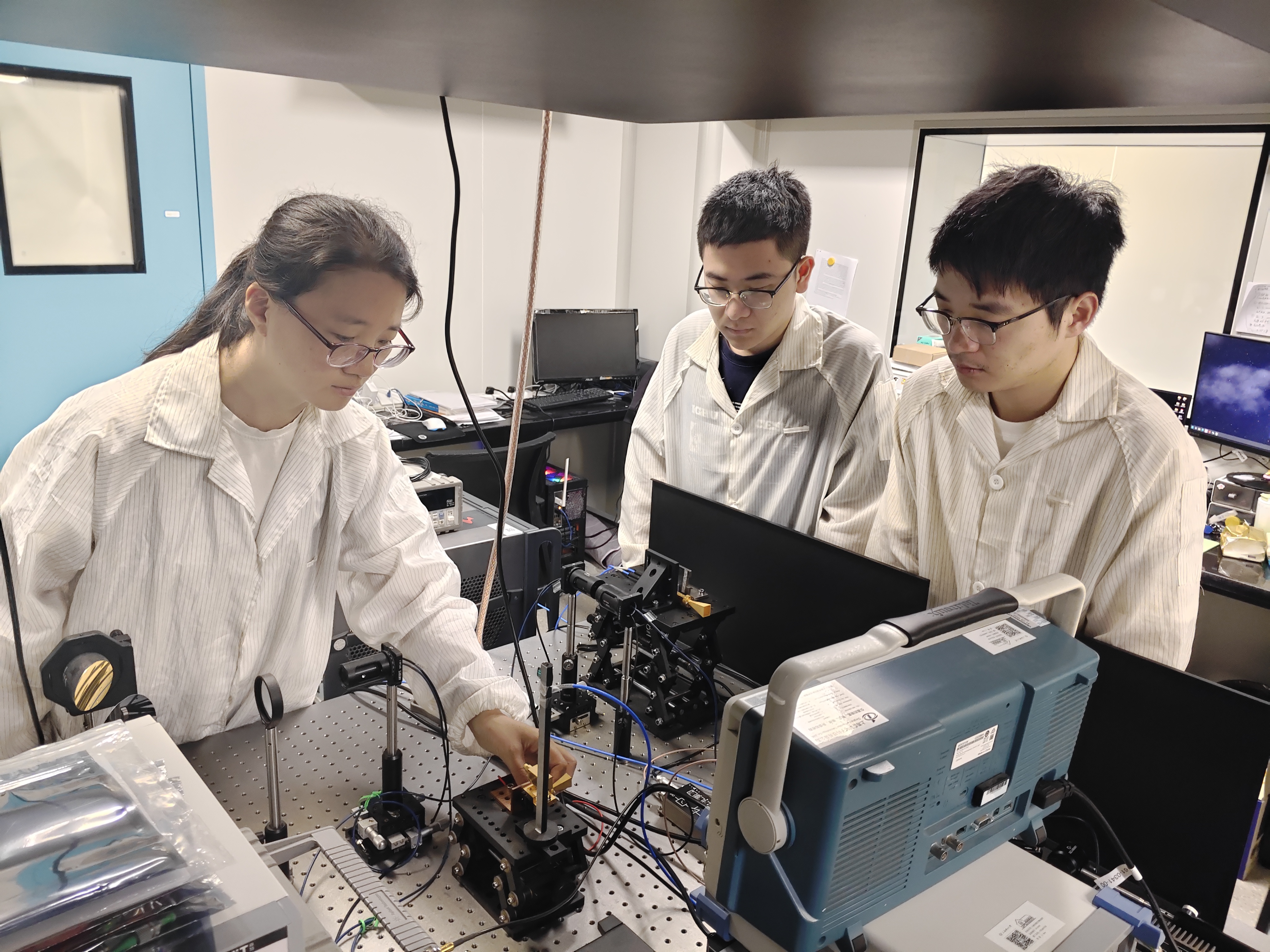 谢静雅老师在实验台前