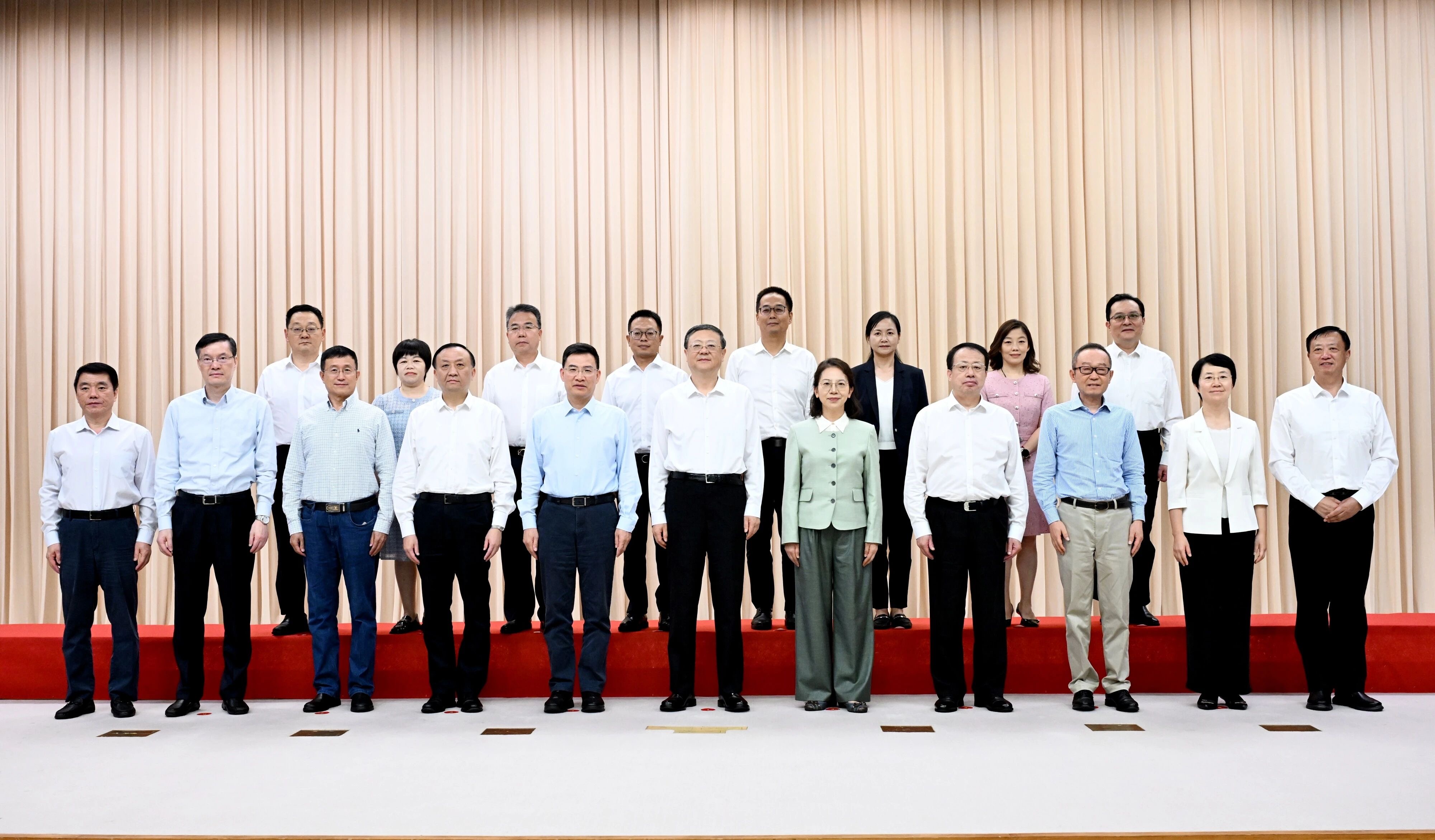 教师节之际，市委书记陈吉宁，市委副书记、市长龚正与上海市优秀教师代表举行座谈，代表市委、市政府，向全市广大教师和教育工作者致以节日祝贺和诚挚问候。（前排右一为永利官网顾铮𠀡老师）