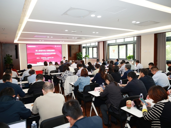 赵宁为培训班做专题辅导报告