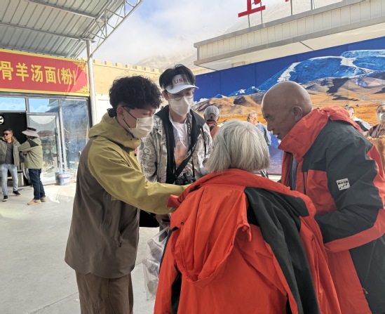 上理学子在红其拉甫为老年游客提供帮助