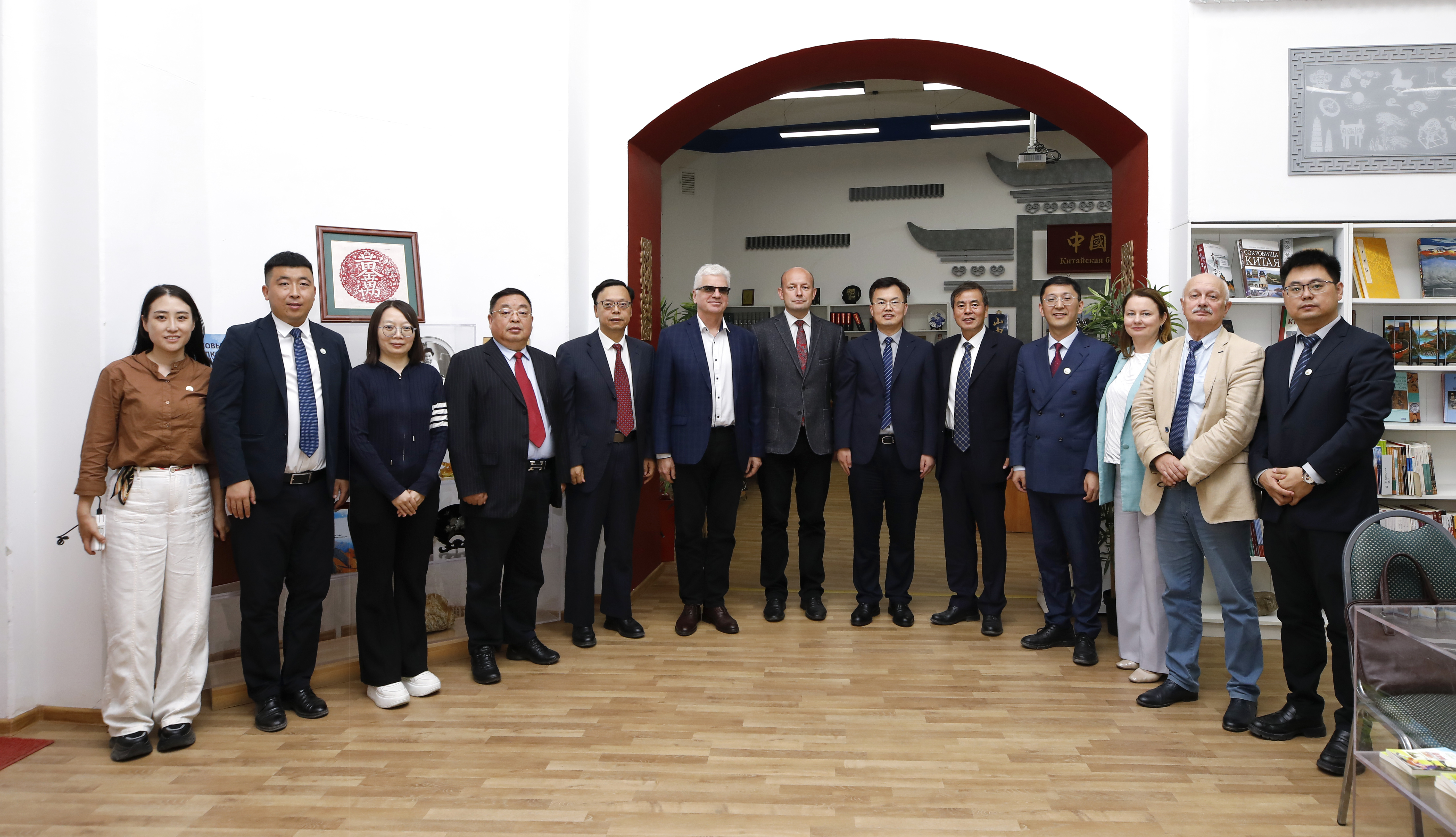 在“中国馆”合影留念